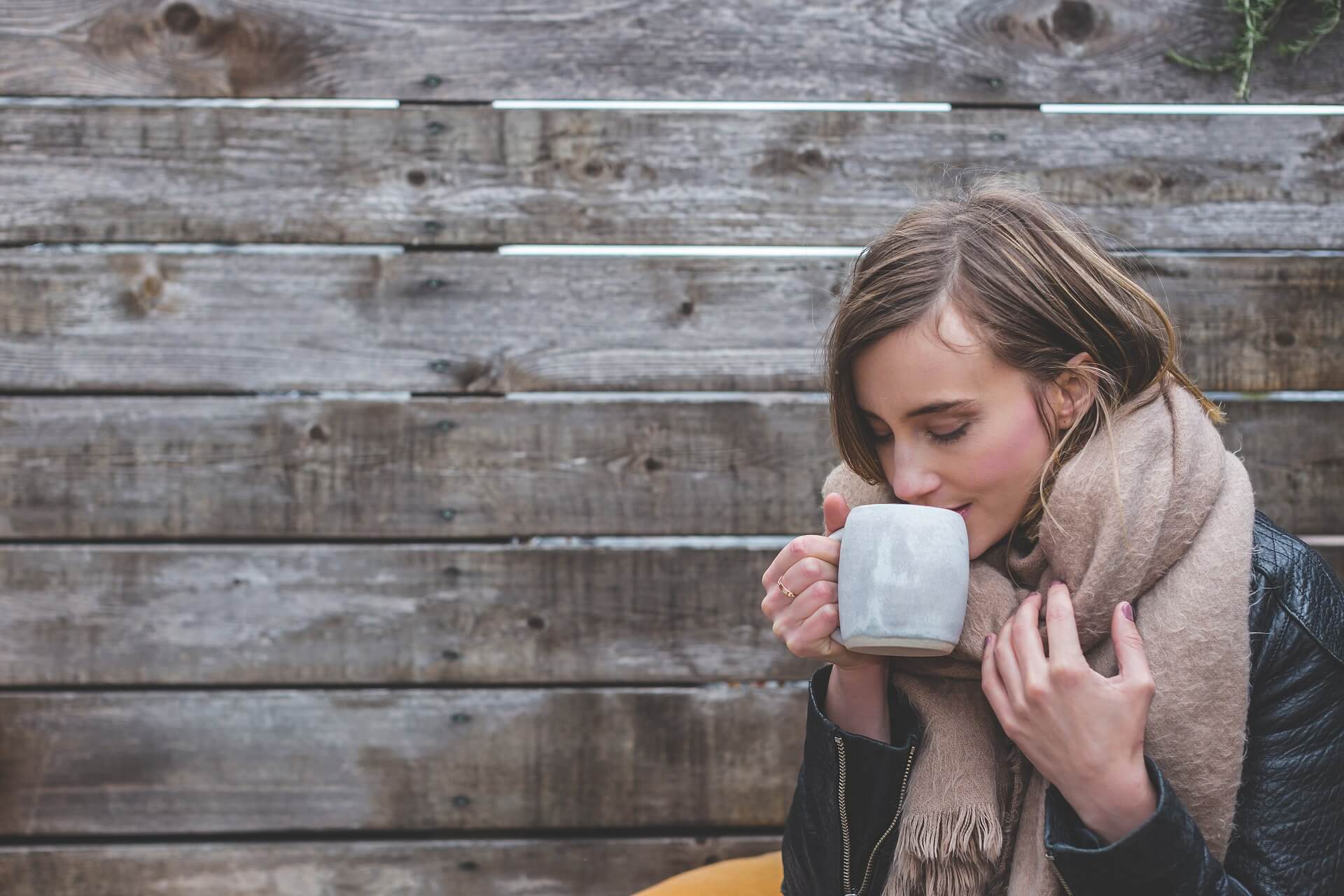 femme hiver café